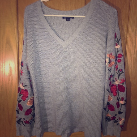 American Eagle Outfitters Sweaters - floral embroidered american eagle sweater 💙